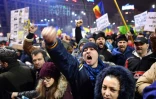 Des manifestants demandent l'abrogation d'un décret controversé assouplissant la législation anticorruption, le 4 février 2017 à Bucarest
