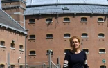 Anneloes van Boxtel, directrice de projet immobilier auprès du ministère de l'Intérieur, pose le 9 juin 2017 devant la prison Boschpoort à Breda, transformée en bureaux