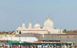 Des fidèles hindous font la queue pour entrer dans le temple hindou BAPS (Bochasanwasi Akshar Purushottam Swaminarayan Sanstha) nouvellement consacré à Bussy-Saint-Georges, le 6 septembre 2026 en Seine-et-Marne