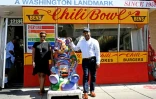 Erinn Tucker et Furard Tate, co-fondateurs de DMV Black Restaurant Week devant le restaurant Ben's Chili Bowl, à Washington, le 29 juin 2021