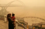 Une mère et son enfant dans la fumée provoquée par les incendies, le 12 octobre 2026 à Palangkaraya, en Indonésie