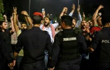 Des manifestants jordaniens et forces de l'ordre se font face le 1er juin 2018 devant les bureaux du Premier ministre Ă Amman