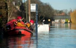 Les secouristes cherchent des victimes des inondations, à York, dans le nord de l'Angleterre, le 27 décembre 2015