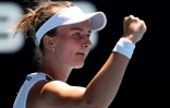 La Tchèque Barbora Krejcikova célèbre sa victoire sur la Lettonne Jelena Ostapenko après le 3e tour de l'Open d'Australie le 21 janvier 2022