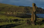 Des moai, staues géantes de l'île de Pâques, au milieu du Pacifique, à 3.500 km des côtes chiliennes, le 6 août 2022