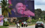 Une image de Puneeth Rajkumar, affichée en hommage à l'acteur récemment décédé d'un arrêt cardiaque, à Bangalore le 1 novembre 2021