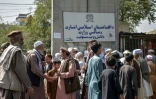 Des retraités rassemblés devant un bâtiment gouvernemental à Kaboul, le 25 août 2025 en Afghanistan