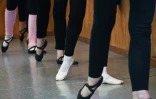 Des élèves de la ballerine et professeure de danse Evelyn Cordero, âgée de 100 ans, suivent un cours au Conservatorio Danza Experimental de Santiago, le 19 mai 2026, au Chili