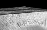 Image fournie par la NASA le 27 septembre 2015, montrant des écoulements émanant des parois du cratère Garni sur Mars