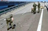 Image tirée d'une vidéo montrant des enquêteurs russes sur le pont de Crimée endommagé après une attaque de drones navals par les forces ukrainiennes, le 17 juillet 2023
