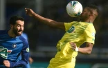 L'attaquant malien de Nantes Kalifa Coulibaly (d) face au défenseur bayonnais Jordan Chort en Coupe de France, le 4 janvier 2020 au stade Jean-Dauger de Bayonne 