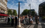 Des vérifient les QR code des piétons et cyclistes à un point de contrôle, le 18 juillet 2024 à Paris