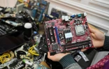 Une vieille carte mère en attente de recyclage lors de la 3e réunion fédérale de Cyberciruja à Buenos Aires, le 16 août 2025 en Argentine