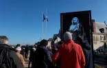 Des personnes regardent la sculpture "Passage Abdelkader" de l'artiste Michel Audiard, représentant l'émir Abdelkader, vandalisée avant son inauguration, le 5 février 2022 à Amboise, en Indre-et-Loire