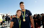Les boxeurs médaillés d'or aux Jeux de Rio Estelle Mossely et Tony Yoka sur le tarmac de l'aéroport Charles de Gaulle à Roissy le 23 août 2016