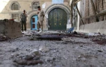Des rebelles houthis regardent les dégâts occasionnés à la mosquée Balili à Sanaa, le 24 septembre 2015 après une explosion 