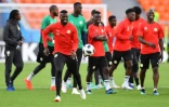 Le buteur sénégalais Mbaye Niang et ses coéquipiers s'entraînent sur la pelouse de l'Ekaterinbourg Arena, le 23 juin 2018