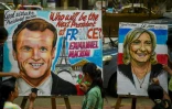 Des étudiants posent près de peintures d'Emmanuel Macron et Marine Le Pen dans une école d'art à Mumbai, le 19 avril 2022