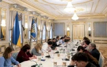 Photo diffusée par la présidence ukrainienne, le 24 décembre 20255, montrant le président ukrainien Volodymyr Zelensky lors d'une conférence de presse avec des journalistes, le 23 décembre 2025 à Kiev