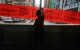 Un manifestant brandit une banderole pro-démocratie le 11 août 2019 à Hong Kong