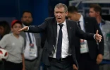 Le sélectionneur du Portugal Fernando Santos invective ses joueurs face à l'Uruguay en 8e de finale du Mondial, le 30 juin 2018 à Sotchi