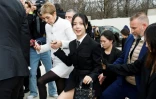 La chanteuse sud-coréenne JISOO (c) à son arrivée à la Fashion Week pour assister au défilé Dior, le 27 février 2024 à Paris