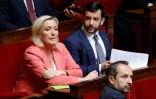 Marine le Pen et les députés RN Jean-Philippe Tanguy (C) et Sébastien Chenu (D) le 28 avril 2025 à l'Assemblée nationale à Paris