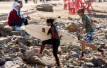 Rim Bechar, membre du Rabat Surf Club, sur la plage après une séance de surf,  le 1er avril 2018 à Rabat, au Maroc