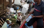 Des pompiers français distribuent des bouteilles d'eau à Marigot sur l'île de Saint-Martin le 10 septembre 2017