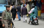 Un membre du personnel paramilitaire indien monte la garde dans une rue de Srinagar, le 5 mai 2025 au Cachemire indien
