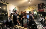 Lujain Albishi (c), DJ saoudienne, à Jeddah, le 26 mai 2022