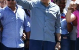 Le président hondurien Juan Orlando Hernandez (c) salue ses soutien à Tegucigalpa, le 20 octobre 2019