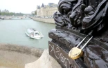 Un "cadenas d'amour" sur le Pont Neuf à Paris, le 4 août 2016