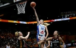 La Française Marine Johannès (au centre) en demi-finale de la coupe du monde de basket face à l'Allemagne, le 12 septembre 2026 à Berlin