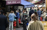 Des personnes font leurs courses rue d'Aligre, le 2 mai 2020 Ă Paris
