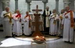 Des prêtres conduisent la messe de Noël dans l'église Saint John à Qaraqosh, le 25 décembre 2016