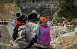 Des villageois et des habitants observent les efforts fournis par les sécouristes pour libérer 41 ouvriers bloqués dans l'effondrement du tunnel de Silkyara, en Indele 28 novembre 2023