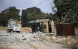Des véhicules militaires détruits sur le site d'une frappe israélienne dans le gouvernorat de Hama, dans le sud de la Syrie, le 3 avril 2025