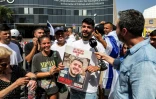 Des amis de Almog Meir Jan, un des quatre otages libérés par Israël à Gaza, posent le 8 juin 2024 pour une photo devant l'hôpital Sheba Tel-HaShomer à Ramat Gan, près de Tel-Aviv, où il a été admis avec trois autres ex otages, sur fond de guerre dans la bande de Gaza, où un conflit oppose Israël au mouvement islamiste palestinien Hamas