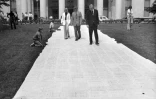 Des pétitions pour la destitution du président Richard Nixon déposées à même le sol, le 22 juillet 1974 à Washington
