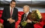 Le chef de file du parti Droit et Justice (PiS) de Jaroslaw Kaczynski (D) et le Premier ministre polonais Mateusz Morawiecki (G), le 13 octobre 2019 Ă Varsovie