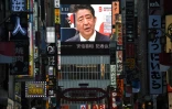 Le Premier ministre japonais Shinzo Abe, sur un grand écran retransmettant la conférence de presse dans laquelle il a annoncé son intention de démissionner, le 28 août 2020 à Tokyo