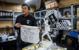 Herbert Chow montre un sac en tissu de la marque Chickeeduck, le 9 avril 2021 à Hong Kong