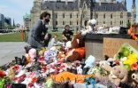Le Premier ministre canadien Justin Trudeau devant le mémorial érigé à Ottawa, le 1er juin 2021, en hommage aux enfants autochtones dont les restes ont été retrouvés près d'un pensionnat en Colombie-Britannique