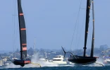 Luna Rossa (g) et Ineos au coude à coude dans la régate N.2 de la Prada Cup le 13 février 2021 dans la baie d'Auckland