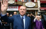 Le président turc Recep Tayyip Erdogan (g) et son épouse à Istanbul, le 31 mars 2018