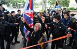 La militante Alexandra Wong manifeste devant le tribunal de Kowloon West à l'ouverture du procès du magnat pro-démocratie Jimmy Lai à Hong Kong, le 18 décembre 2023