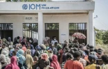 Des hommes et des femmes ayant fui le Soudan attendent de s'enregistrer auprès de l'Office international des Migrations (OIM) de l'ONU, à Metema, ville-frontière d'Ethiopie, le 4 mai 2023