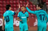 L'attaquant danois de Barcelone, Martin Braithwaite (c), félicité par l'attaquant argentin Lionel Messi et l'attaquant français Antoine Griezmann après son but lors du match de Liga contre Majorque, à Palma de Majorque, le 13 juin 2020