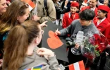 Le chanteur autrichien JJ, vainqueur de l'Eurovision, signe des autographes pour ses fans, lors de son arrivée à l'aéroport de Vienne, le 18 mai 2025